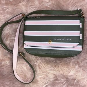 TOMMY HILFIGER CROSSBODY PURSE 💖💚👜